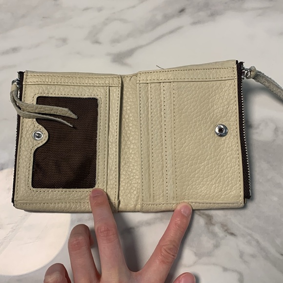 A cute wallet with a cute couple on it for a great everyday use - Picture 4 of 4